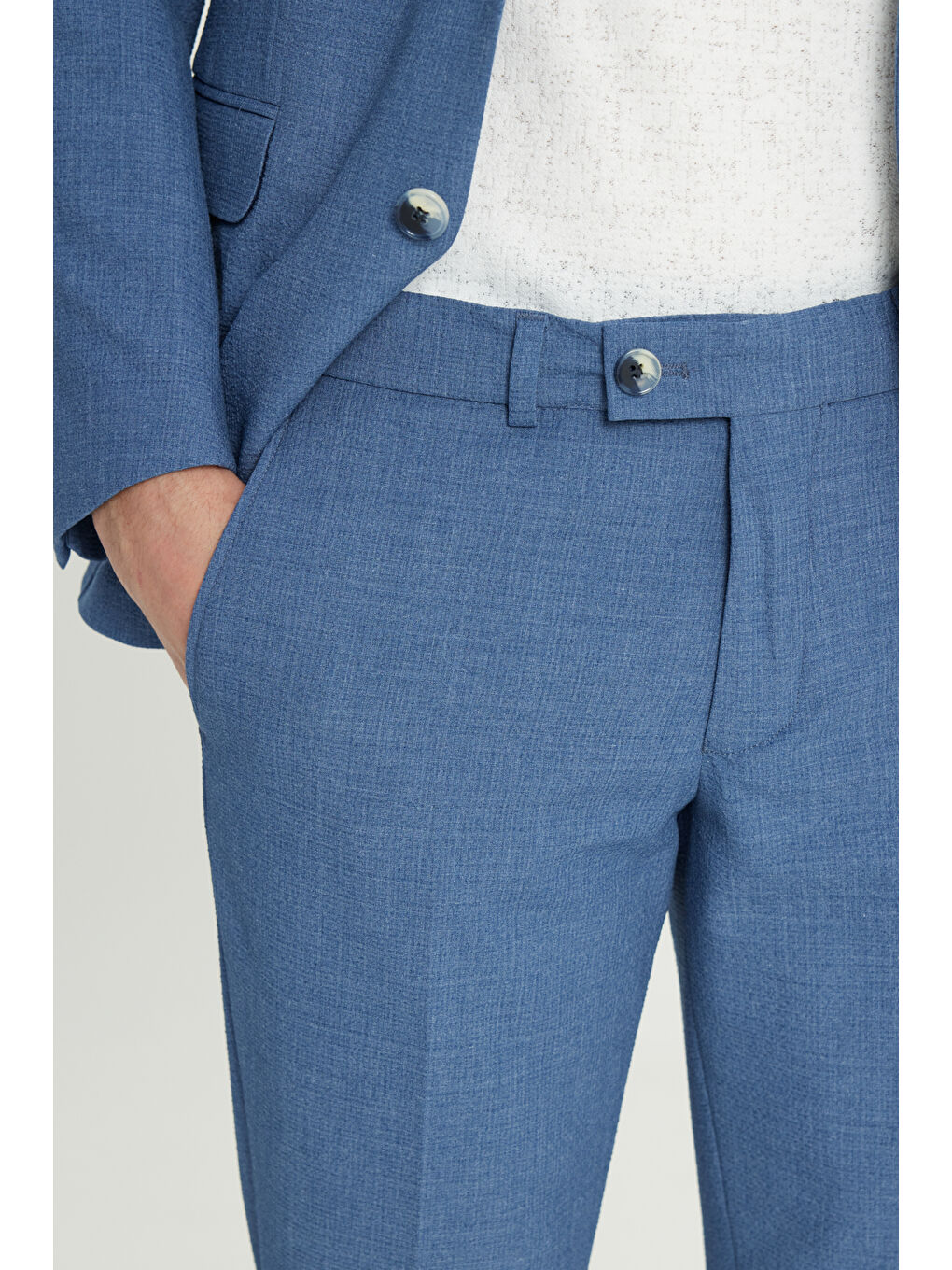 Erkek Koyu Mavi Slim Fit Dar Kesim Kırlangıç Yaka Kapak Cepli Gofre Desenli Takım Elbise-5