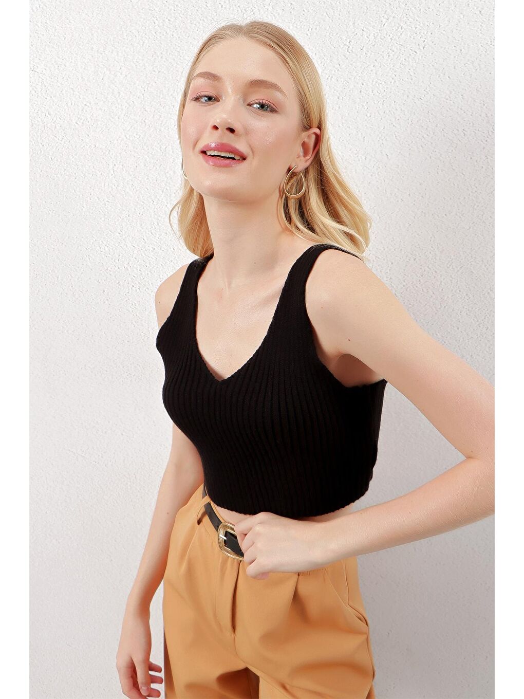 Siyah Askılı V Yaka Triko Crop