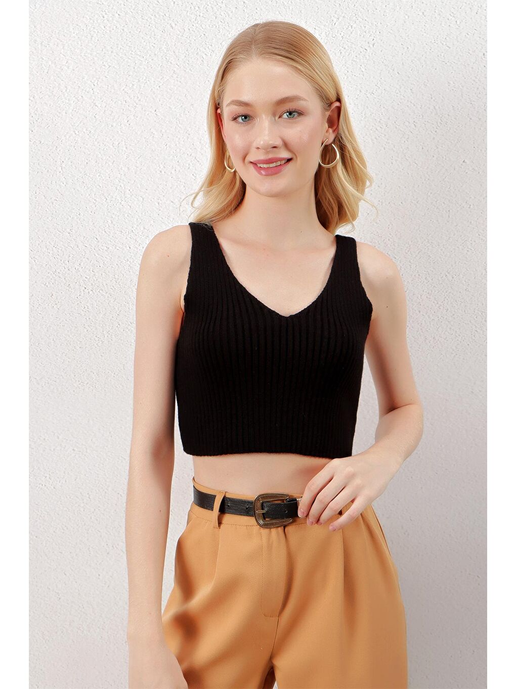 Siyah Askılı V Yaka Triko Crop-1