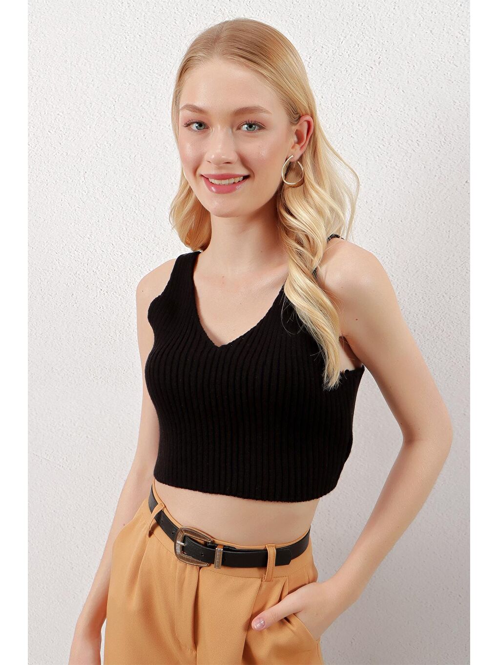 Siyah Askılı V Yaka Triko Crop-2