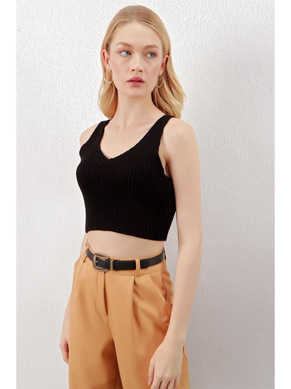 Siyah Askılı V Yaka Triko Crop-3