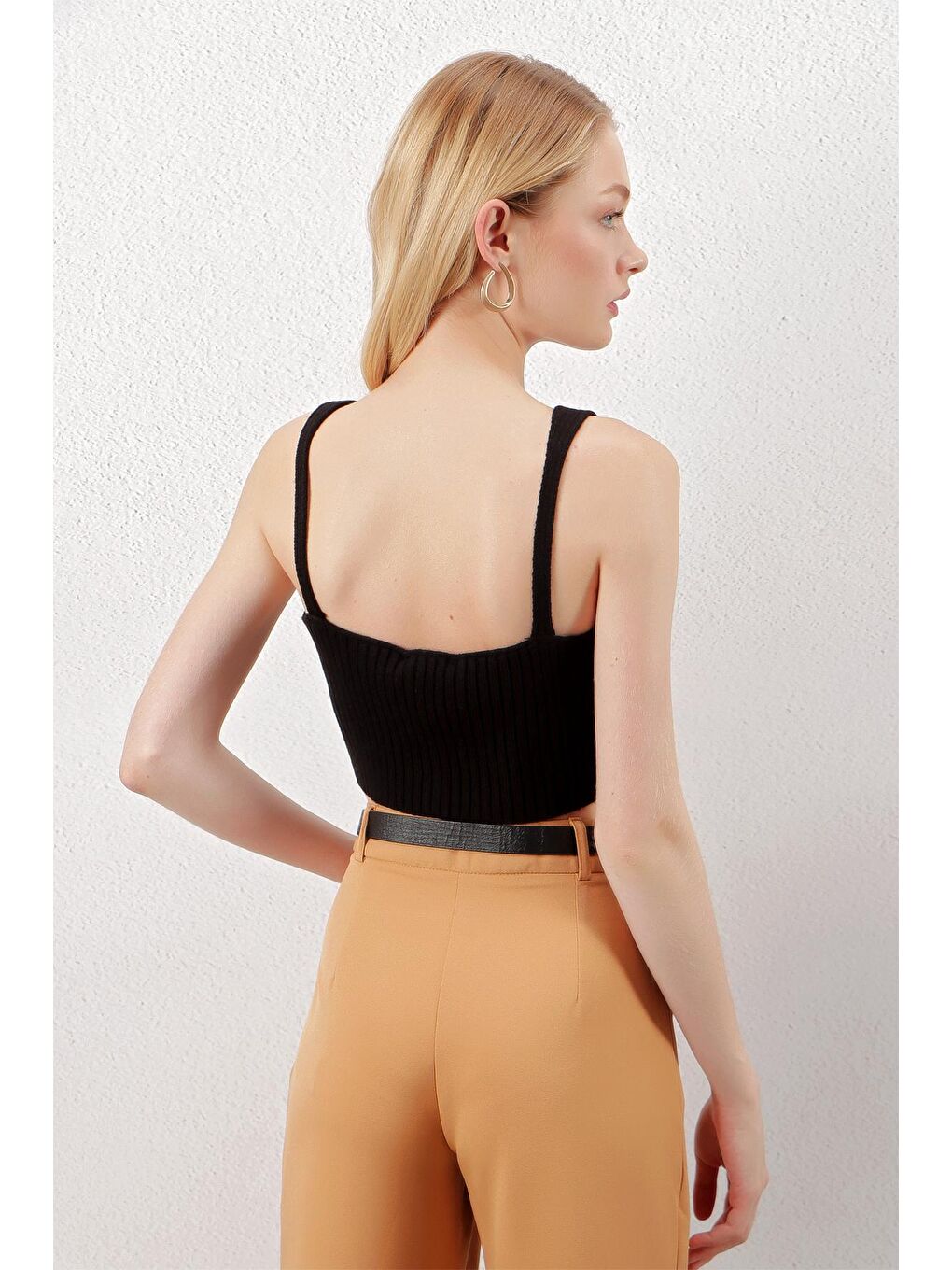 Siyah Askılı V Yaka Triko Crop-4