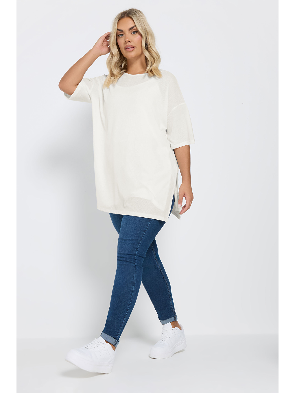 Beyaz Büyük Beden Bisiklet Yaka Kısa Kollu Yanları Yırtmaçlı Astarlı Bluz 303434-2