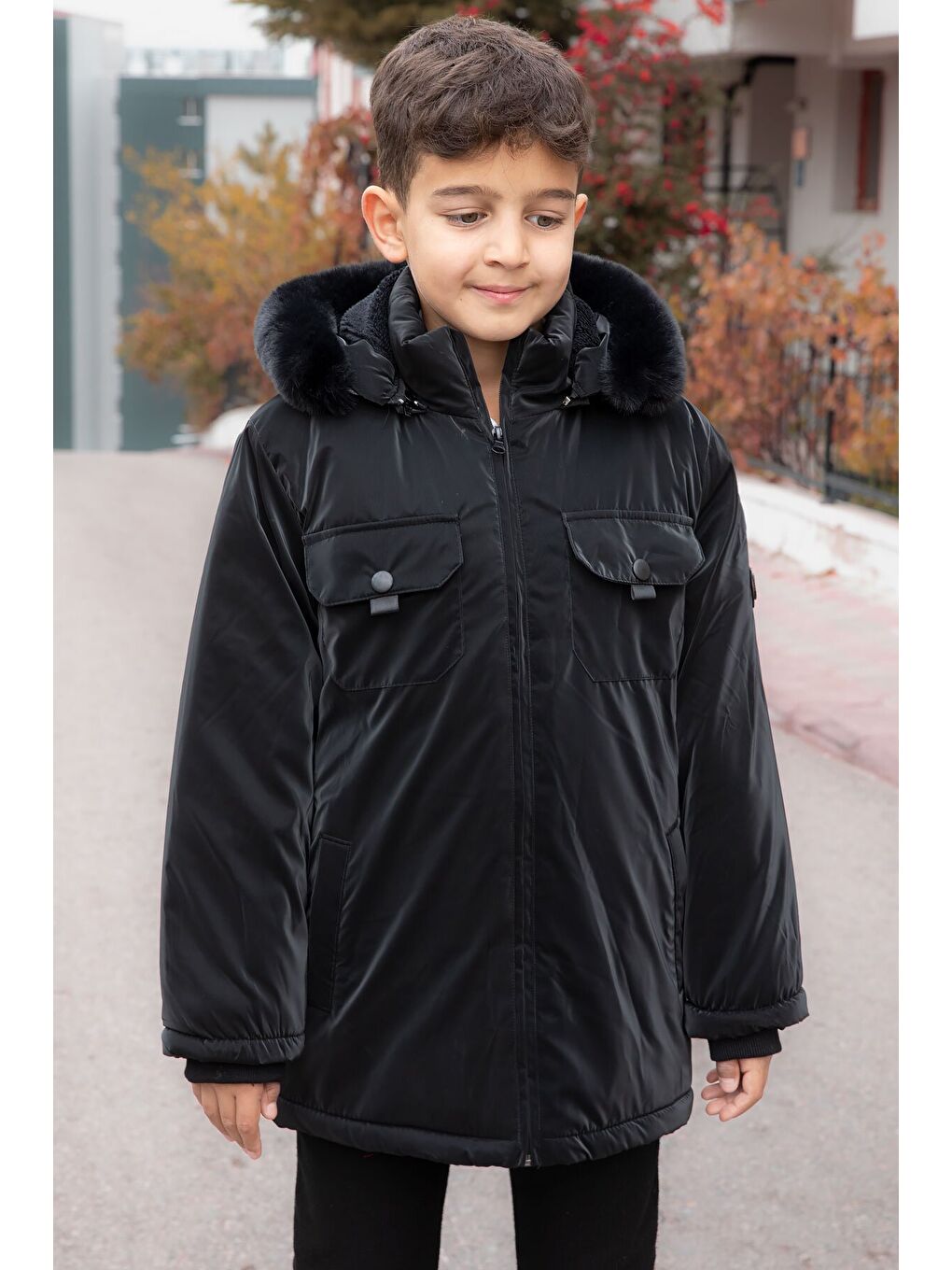 Siyah Çıtçıtlı Göğüs Cepli İçi Kürklü Erkek Çocuk Kapüşonlu Mont 21349-2