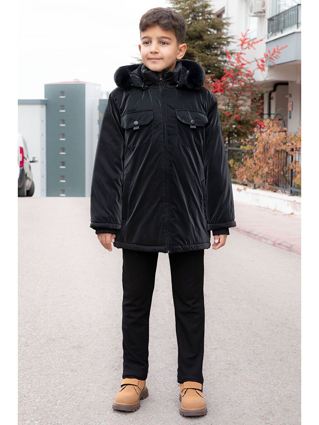 Siyah Çıtçıtlı Göğüs Cepli İçi Kürklü Erkek Çocuk Kapüşonlu Mont 21349-3