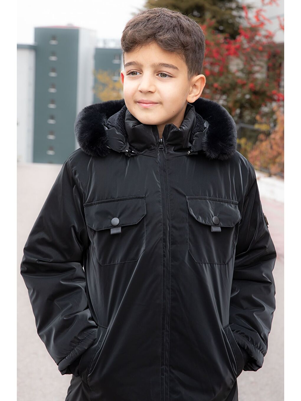 Siyah Çıtçıtlı Göğüs Cepli İçi Kürklü Erkek Çocuk Kapüşonlu Mont 21349-4