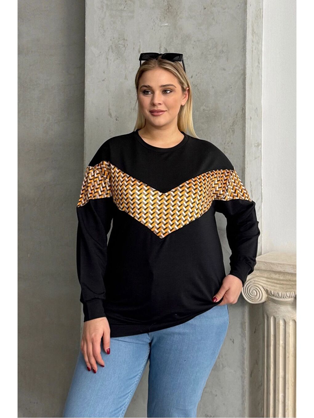 Siyah Büyük Beden Bisiklet Yaka Uzun Kollu Desenli Sweatshirt 300334-1