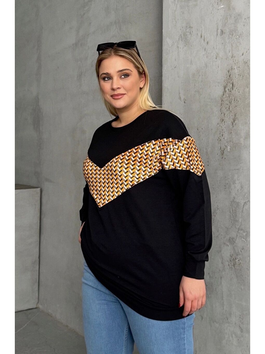 Siyah Büyük Beden Bisiklet Yaka Uzun Kollu Desenli Sweatshirt 300334-3