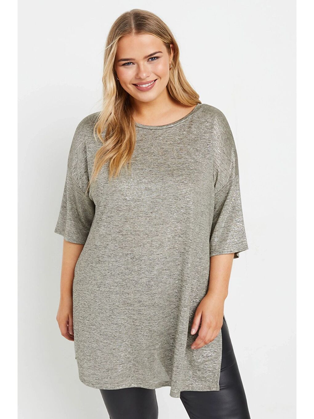 Gri Büyük Beden Bisiklet Yaka Yarım Kollu Yırtmaçlı Parlak Görünümlü Bluz 303613-1