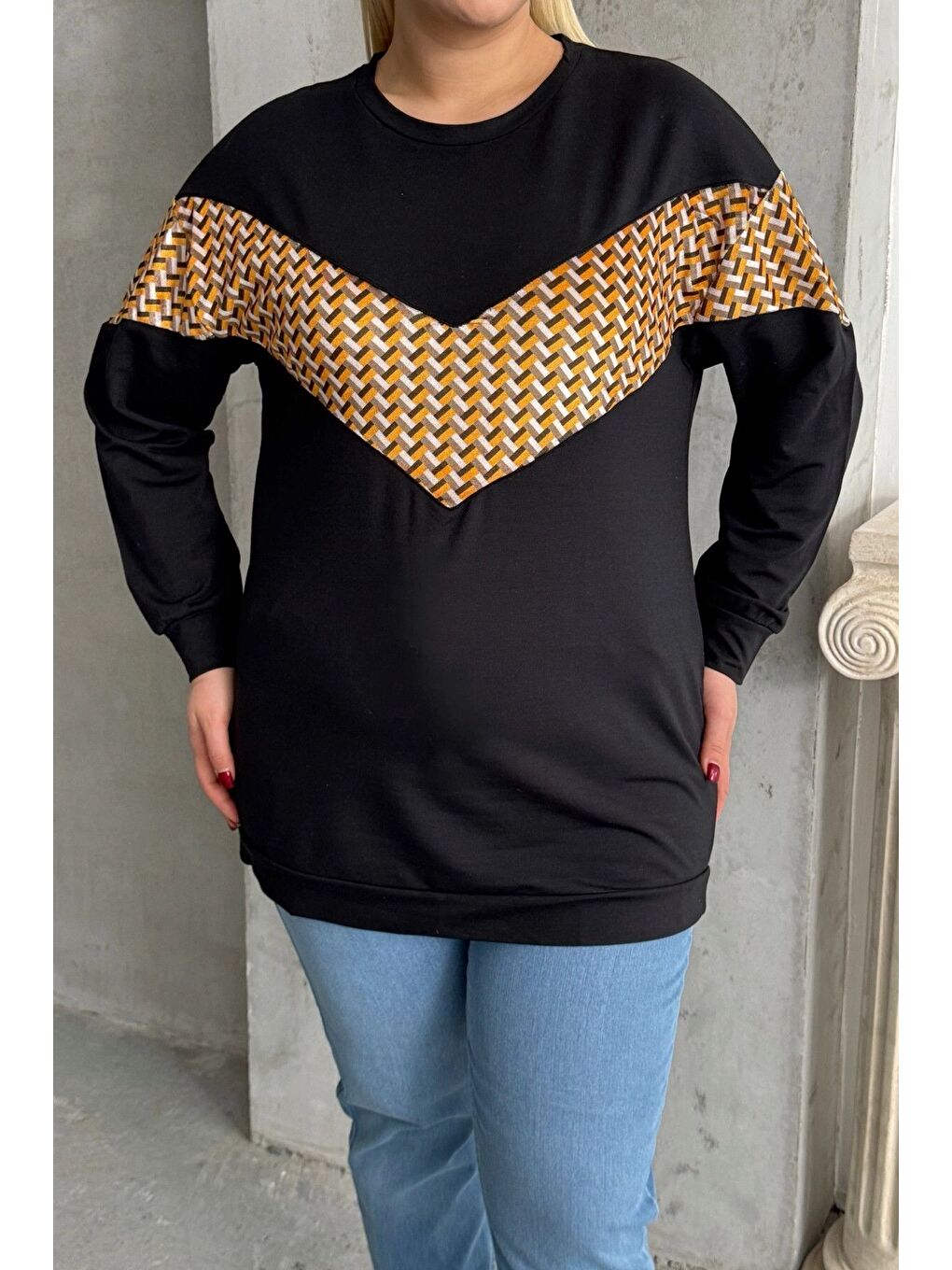 Siyah Büyük Beden Bisiklet Yaka Uzun Kollu Desenli Sweatshirt 300334-4