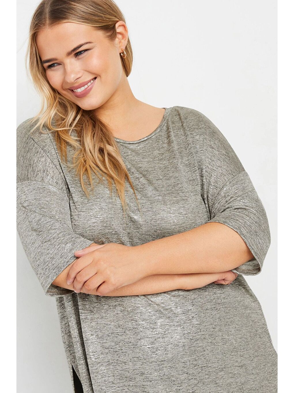 Gri Büyük Beden Bisiklet Yaka Yarım Kollu Yırtmaçlı Parlak Görünümlü Bluz 303613-3