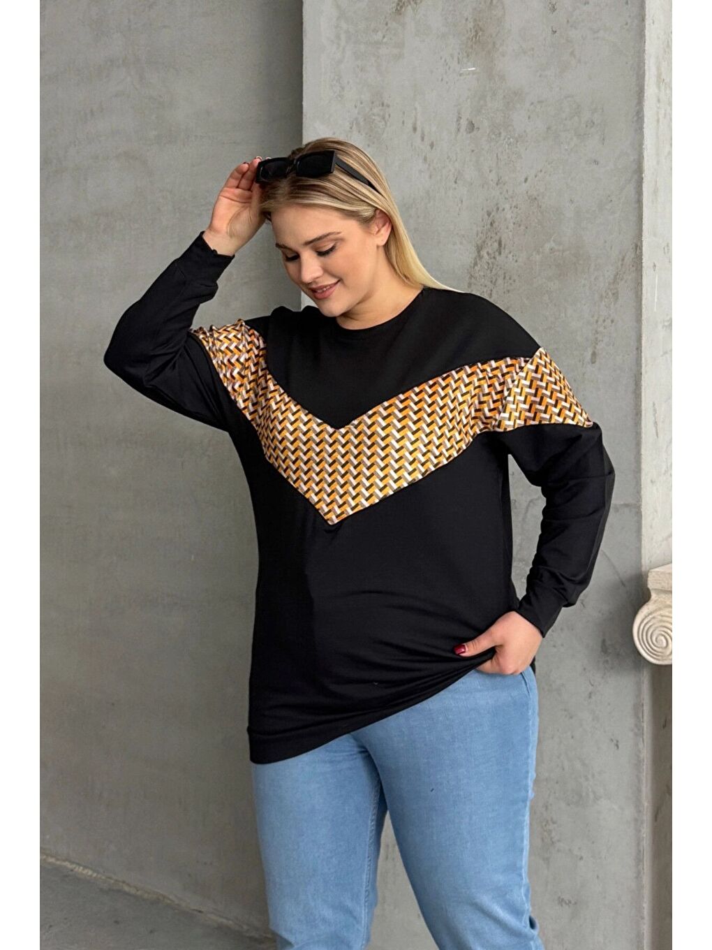 Siyah Büyük Beden Bisiklet Yaka Uzun Kollu Desenli Sweatshirt 300334-5