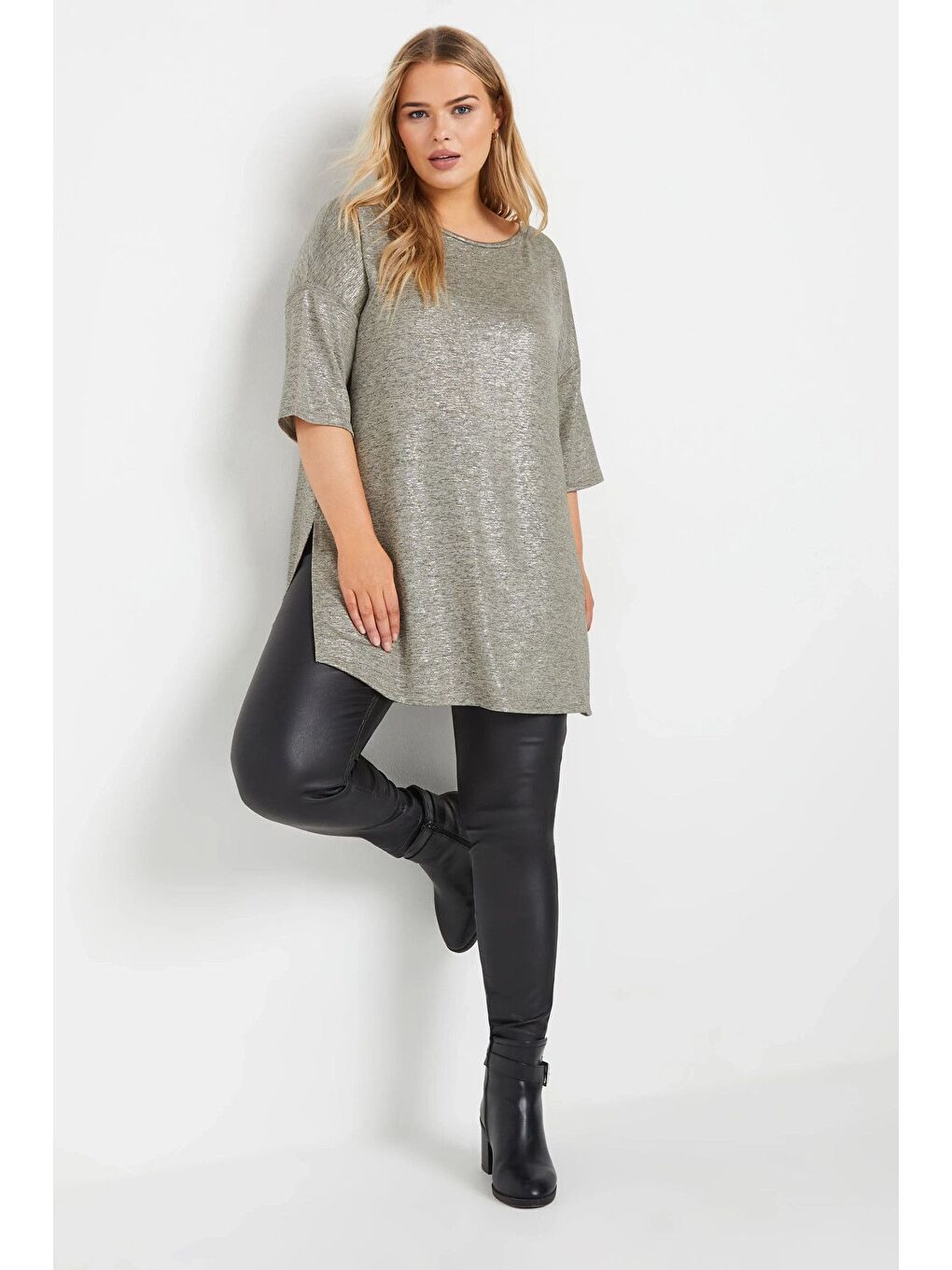 Gri Büyük Beden Bisiklet Yaka Yarım Kollu Yırtmaçlı Parlak Görünümlü Bluz 303613-4