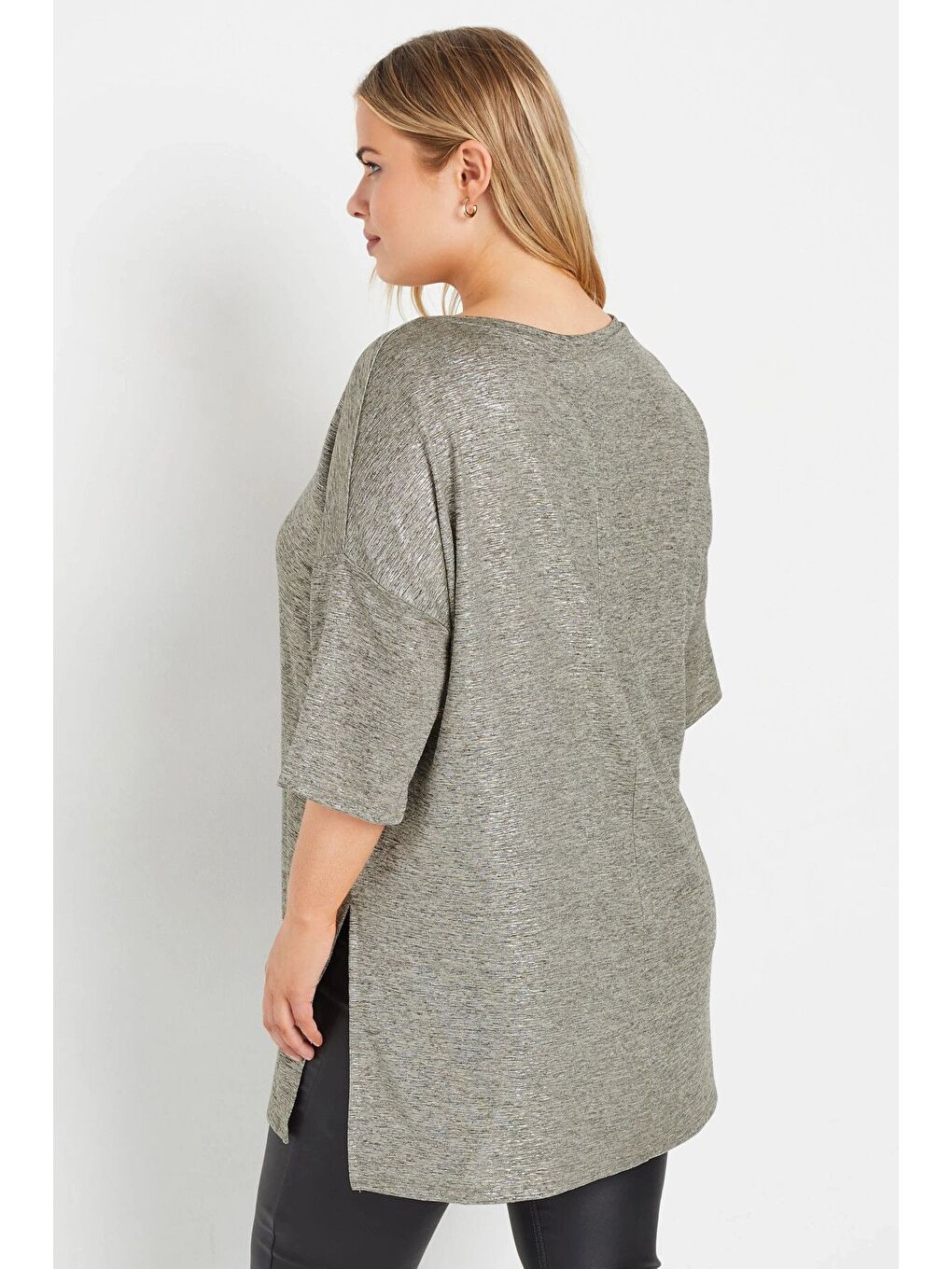 Gri Büyük Beden Bisiklet Yaka Yarım Kollu Yırtmaçlı Parlak Görünümlü Bluz 303613-5