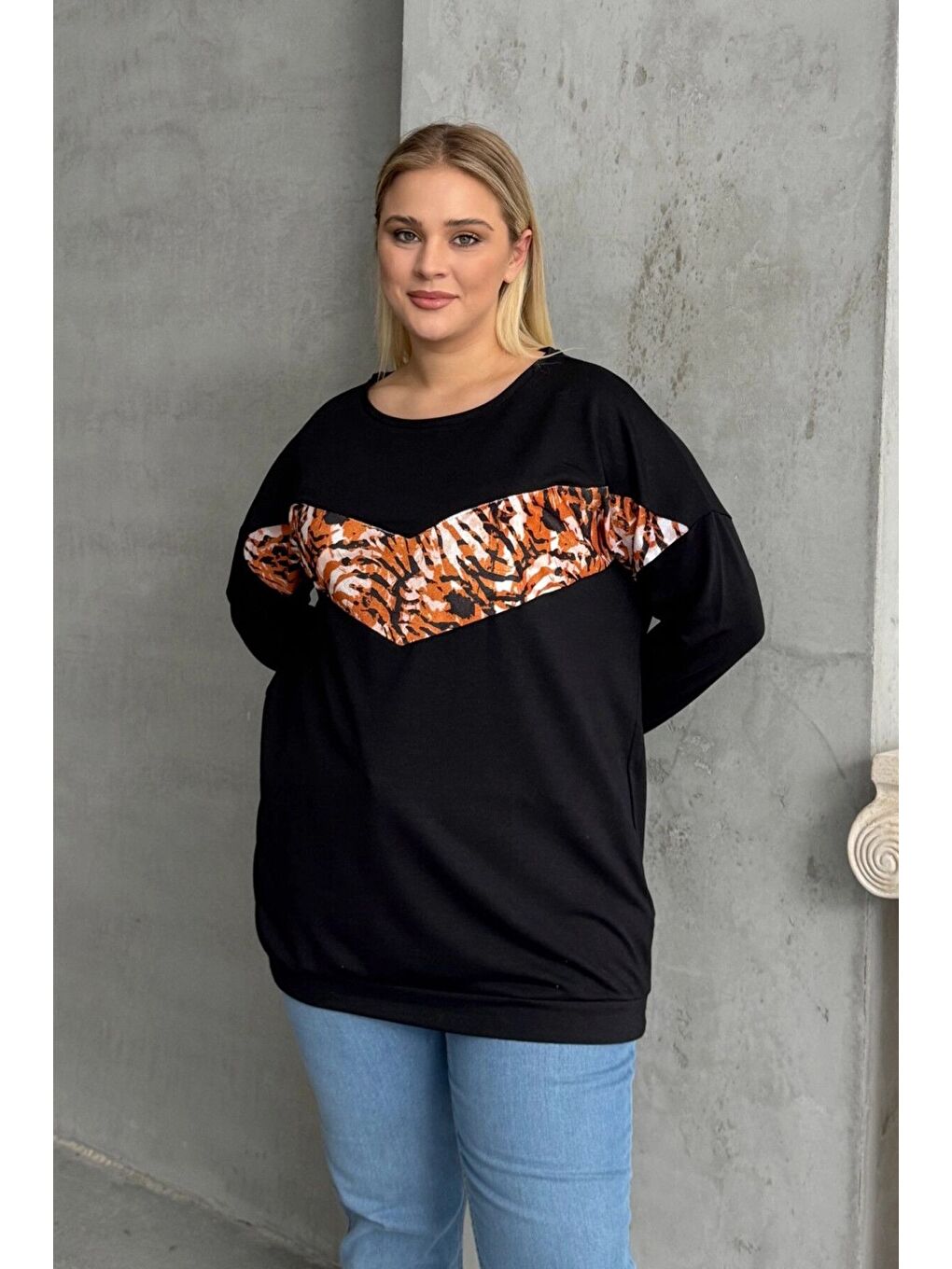 Siyah Büyük Beden Bisiklet Yaka Uzun Kollu Leopar Desenli Sweatshirt 300281-3