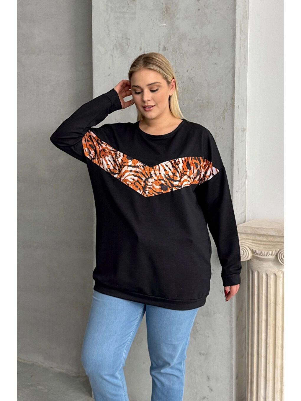 Siyah Büyük Beden Bisiklet Yaka Uzun Kollu Leopar Desenli Sweatshirt 300281-4