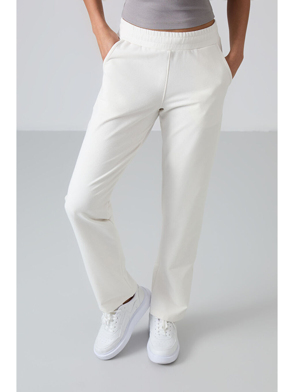 Ekru Yüksek Bel Cepli Rahat Form Klasik Paça Kadın Eşofman Alt - 94584-3