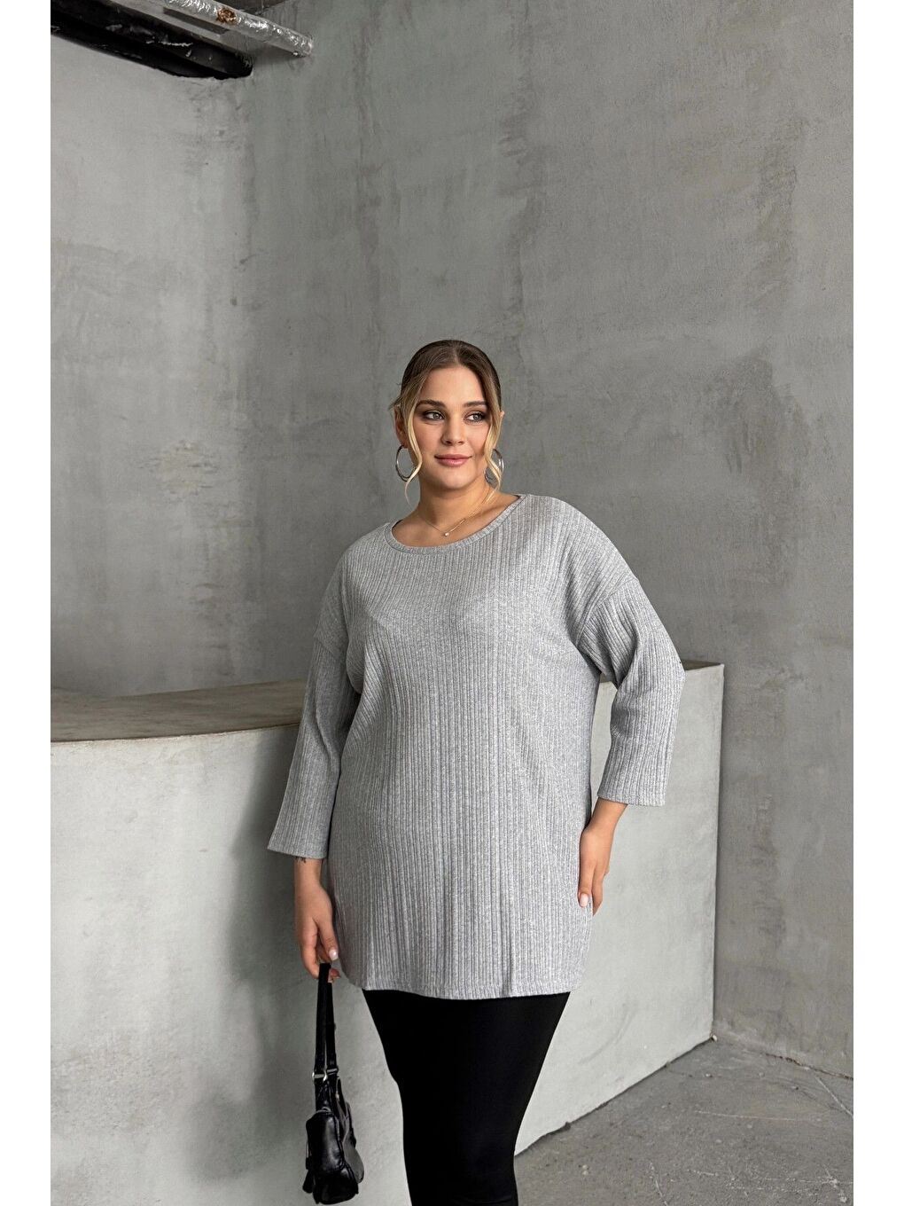 Gri Büyük Beden Bisiklet Yaka Yarım Kollu Yırtmaçlı Fitilli İnce Bluz 173712