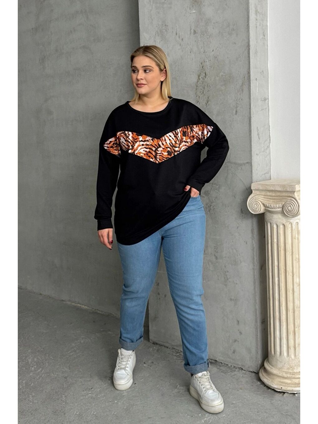 Siyah Büyük Beden Bisiklet Yaka Uzun Kollu Leopar Desenli Sweatshirt 300281-5