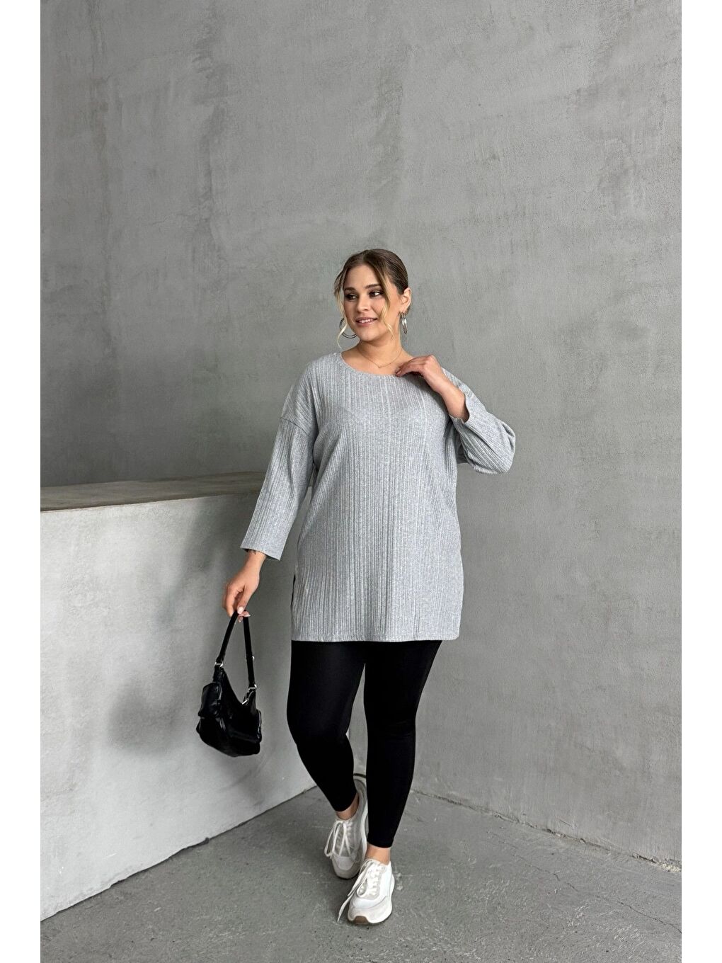 Gri Büyük Beden Bisiklet Yaka Yarım Kollu Yırtmaçlı Fitilli İnce Bluz 173712-1