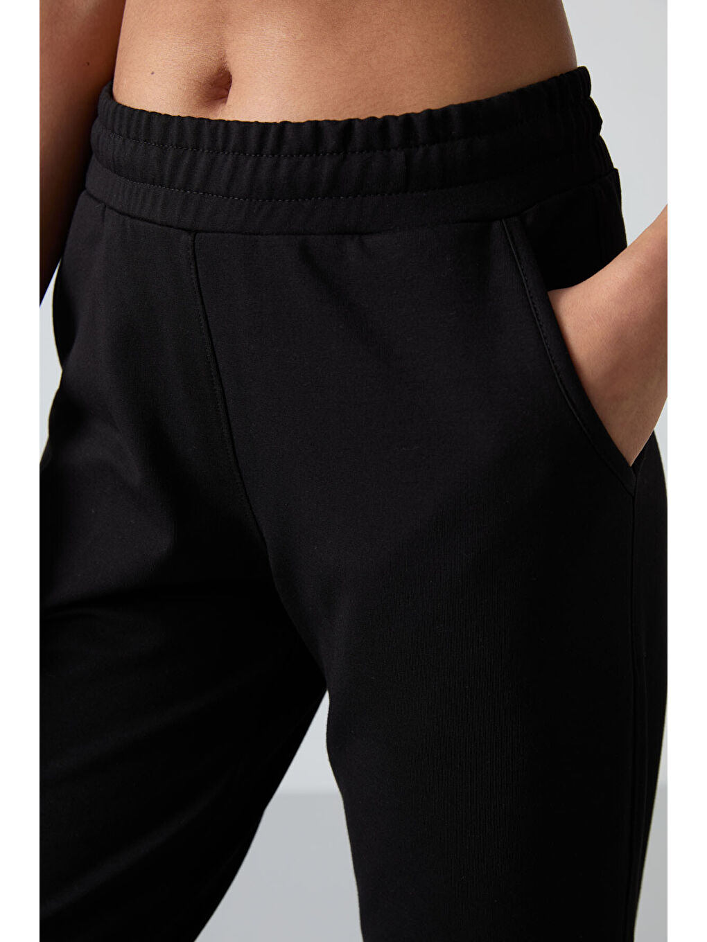 Siyah Yüksek Bel Cepli Rahat Form Klasik Paça Kadın Eşofman Alt - 94584-2