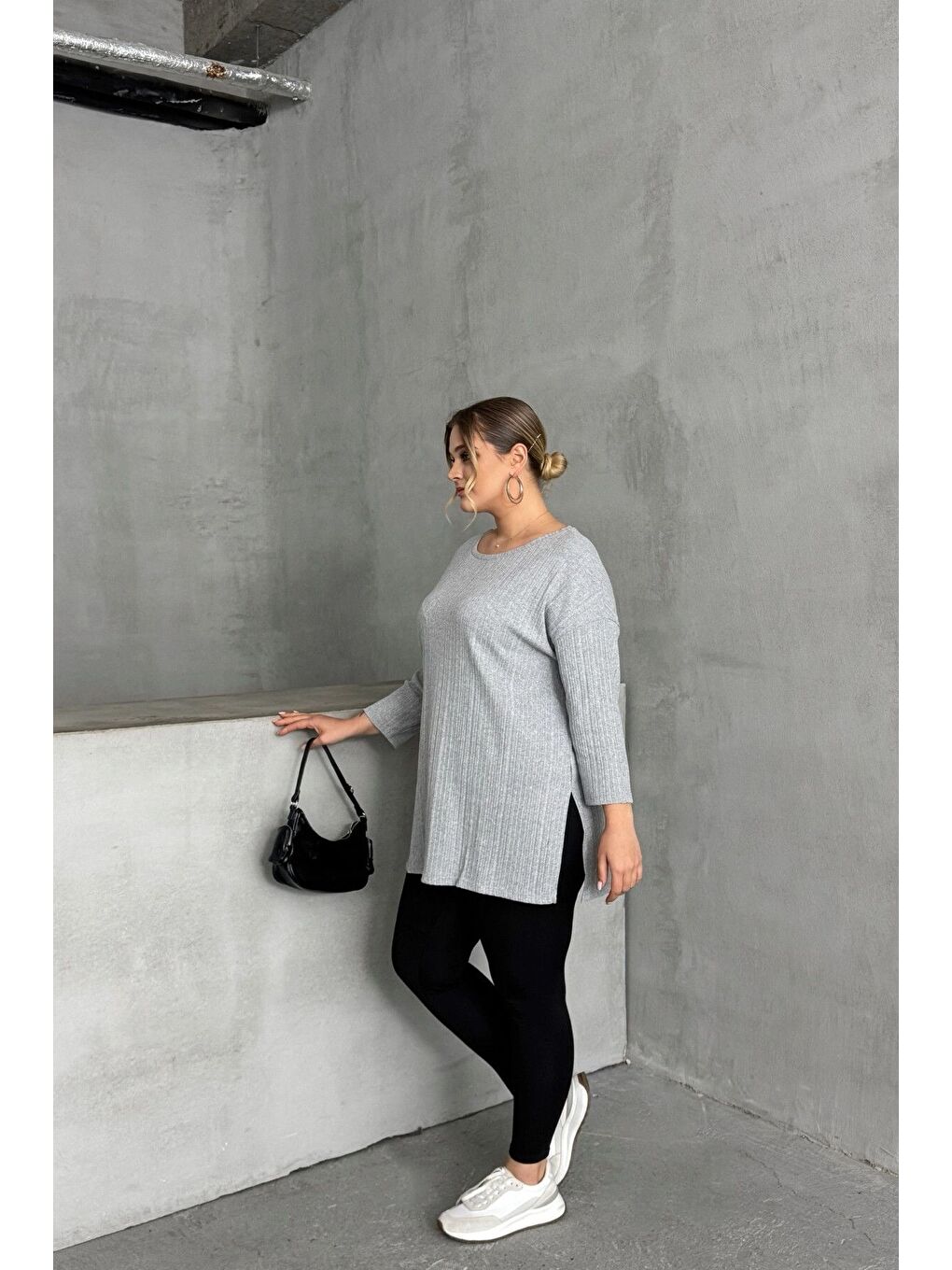 Gri Büyük Beden Bisiklet Yaka Yarım Kollu Yırtmaçlı Fitilli İnce Bluz 173712-3