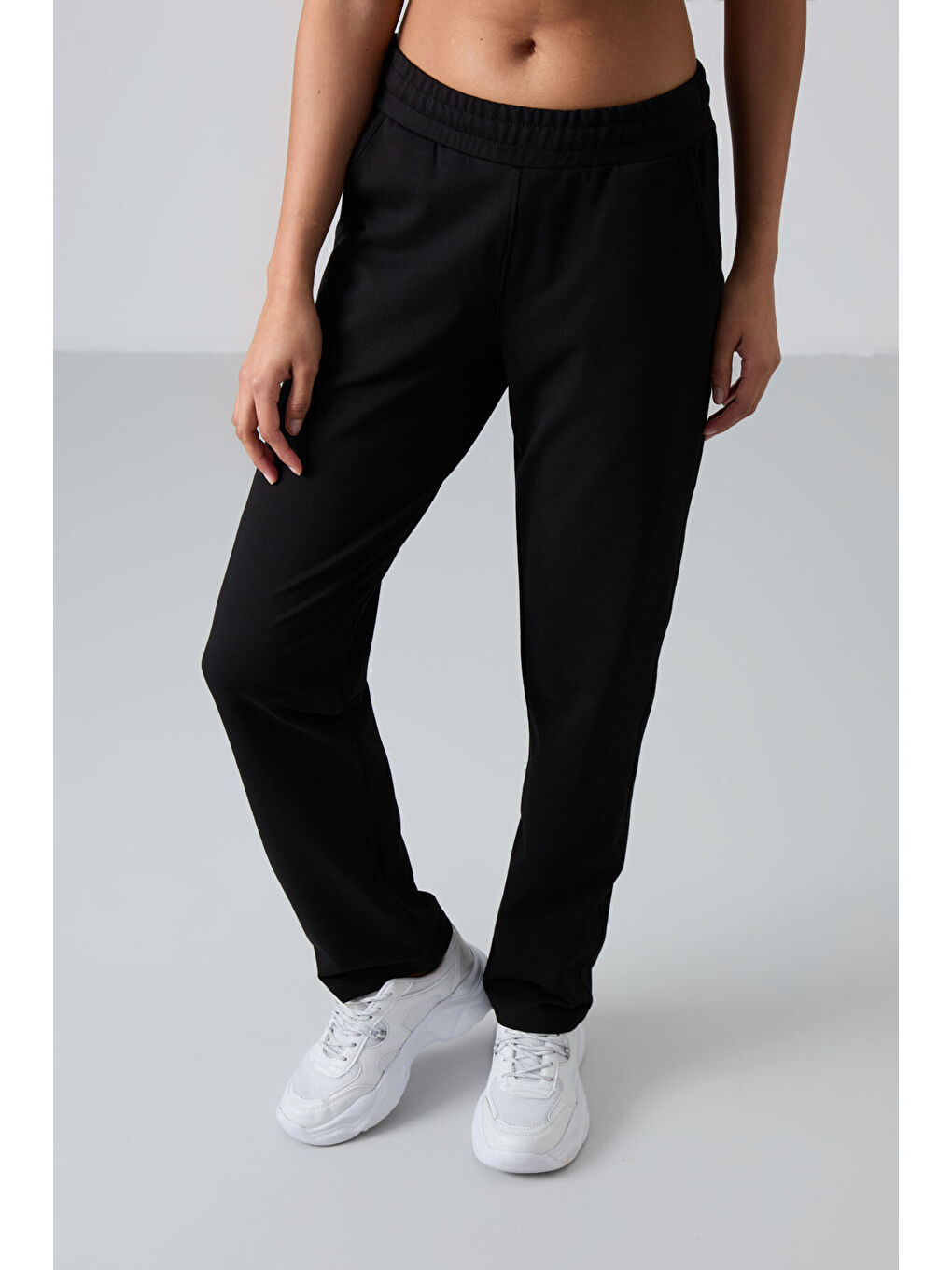 Siyah Yüksek Bel Cepli Rahat Form Klasik Paça Kadın Eşofman Alt - 94584-3