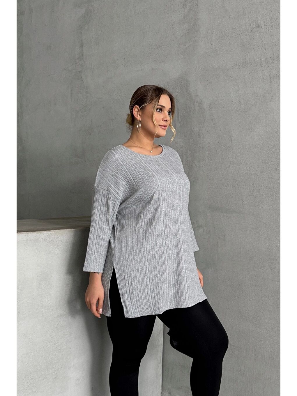 Gri Büyük Beden Bisiklet Yaka Yarım Kollu Yırtmaçlı Fitilli İnce Bluz 173712-4