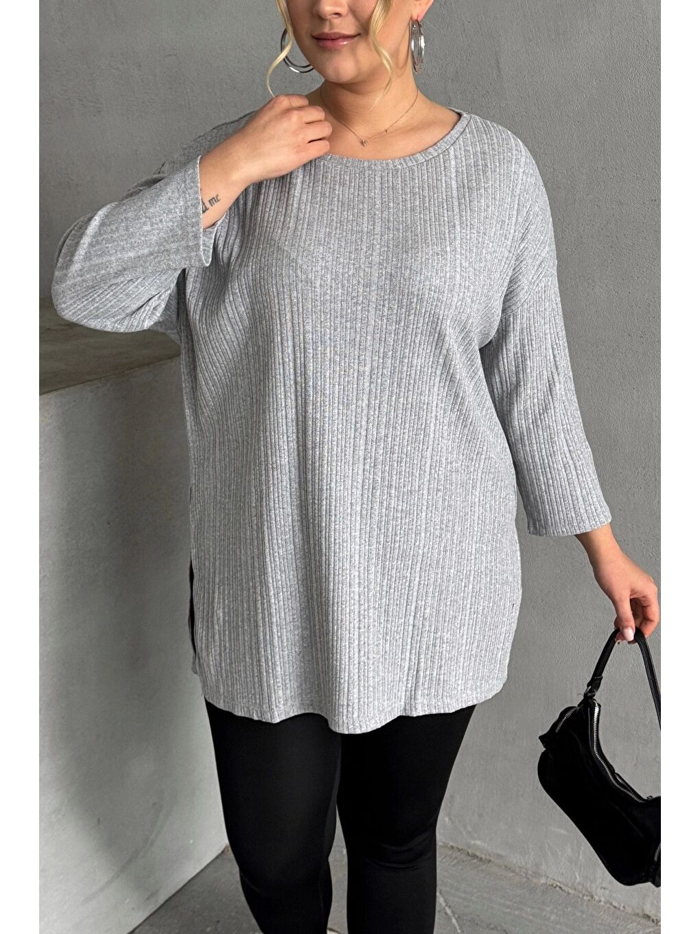 Gri Büyük Beden Bisiklet Yaka Yarım Kollu Yırtmaçlı Fitilli İnce Bluz 173712-5