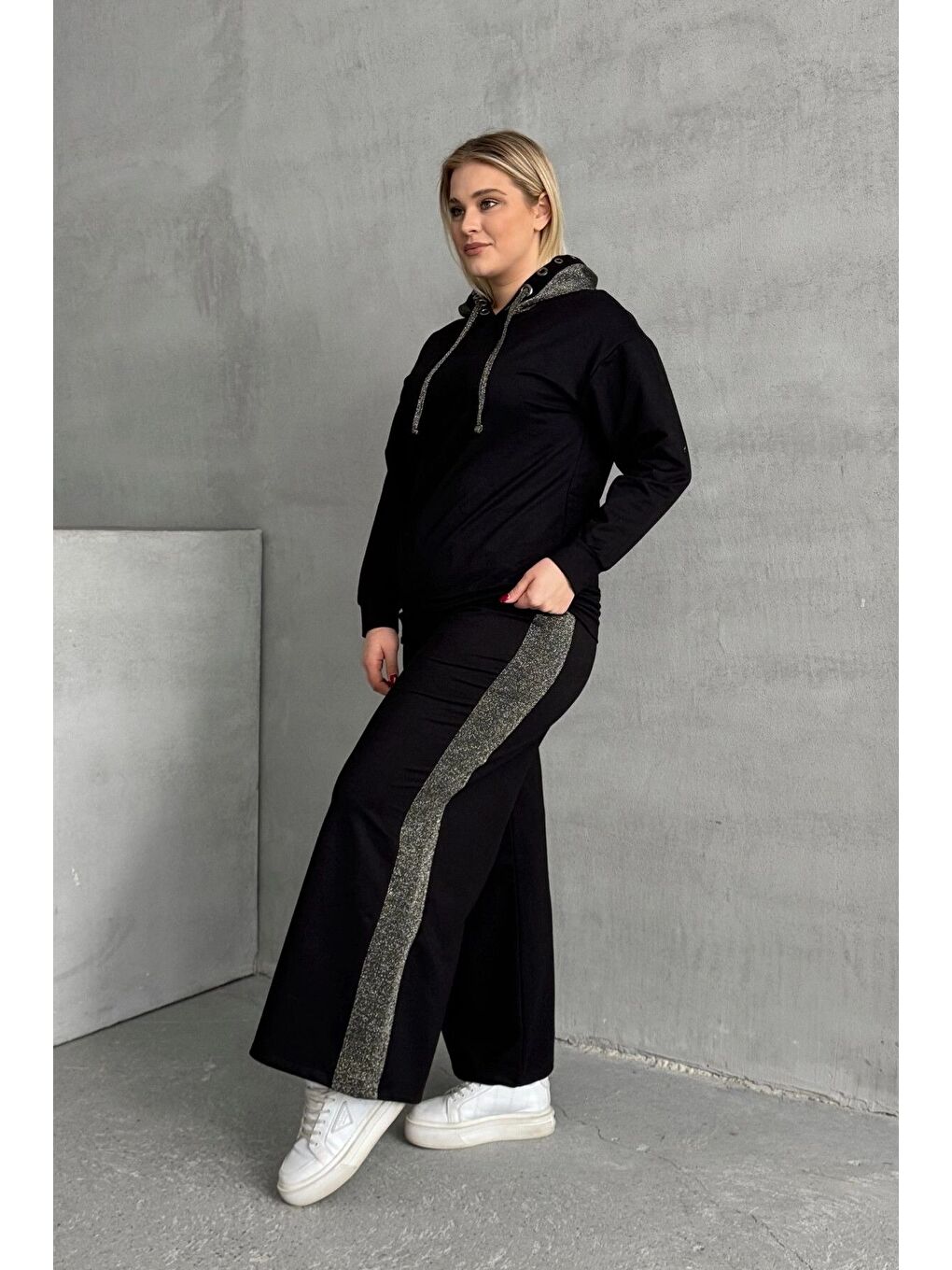 Siyah Büyük Beden Bol Paça Yanları Desenli Cepsiz Eşofman Altı 106-74