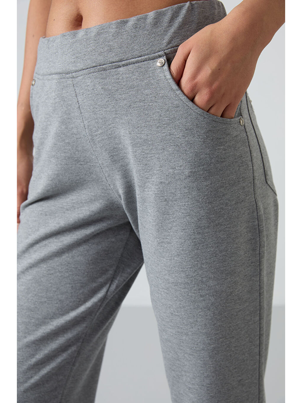 Gri Melanj Taş Detaylı Cepli Rahat Form Klasik Paça Kadın Eşofman Altı - 94007-2