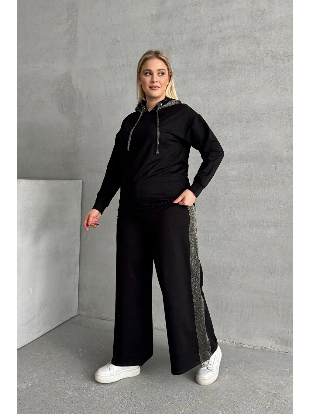 Siyah Büyük Beden Bol Paça Yanları Desenli Cepsiz Eşofman Altı 106-74-1