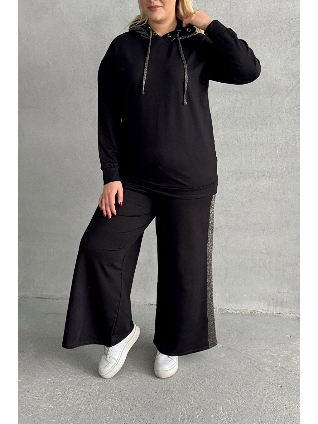 Siyah Büyük Beden Bol Paça Yanları Desenli Cepsiz Eşofman Altı 106-74-3