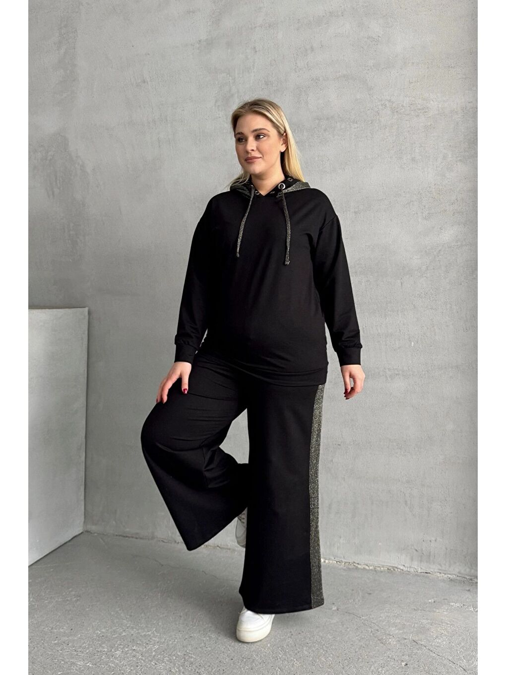 Siyah Büyük Beden Bol Paça Yanları Desenli Cepsiz Eşofman Altı 106-74-4