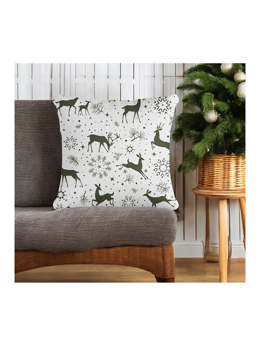 Yılbaşı Temalı Yeşil Ren Geyik Kar Tanesi Desenli Kırlent Kılıfı - Beyaz 43x43-1