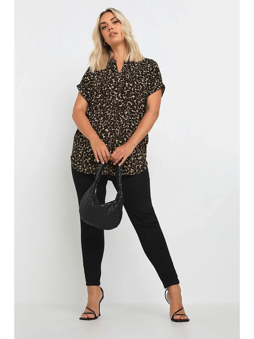 Siyah Büyük Beden Çentik Yaka Kısa Kollu Leopar Desenli Bluz 322198-1