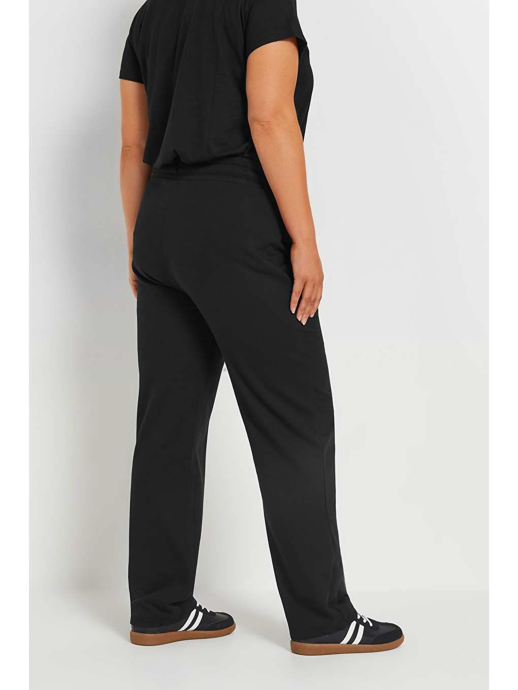 Siyah Büyük Beden Boru Paça Beli Büzgülü Cepli Yazı Baskılı Eşofman Altı 303902-3