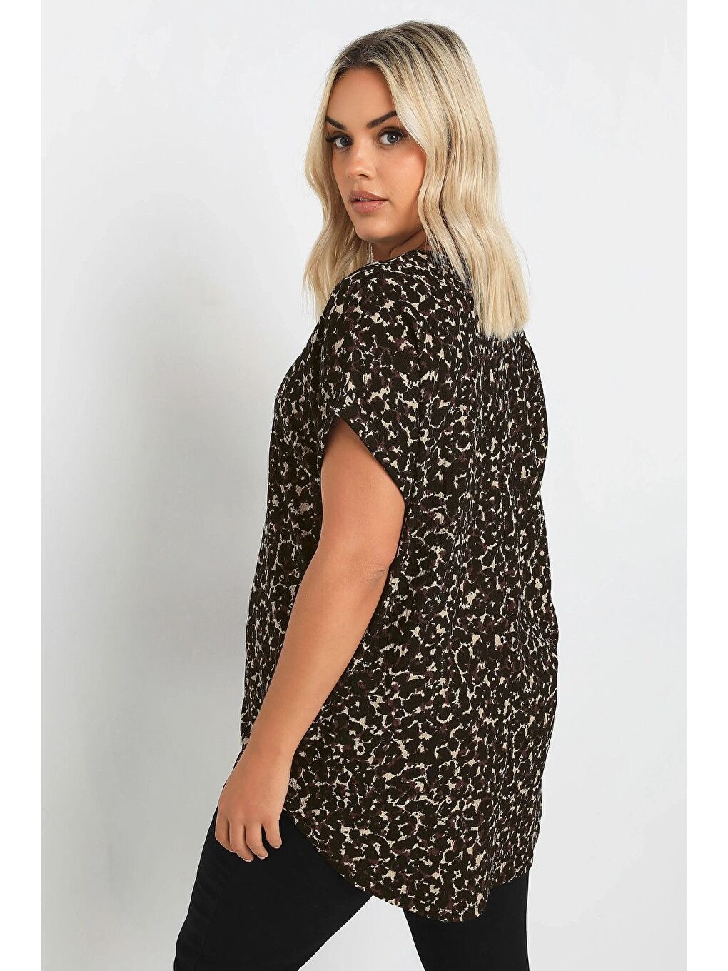 Siyah Büyük Beden Çentik Yaka Kısa Kollu Leopar Desenli Bluz 322198-4