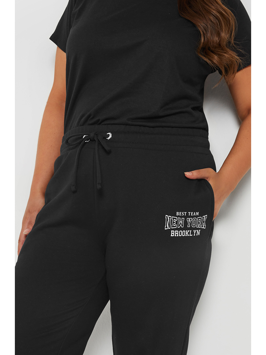 Siyah Büyük Beden Boru Paça Beli Büzgülü Cepli Yazı Baskılı Eşofman Altı 303902-4