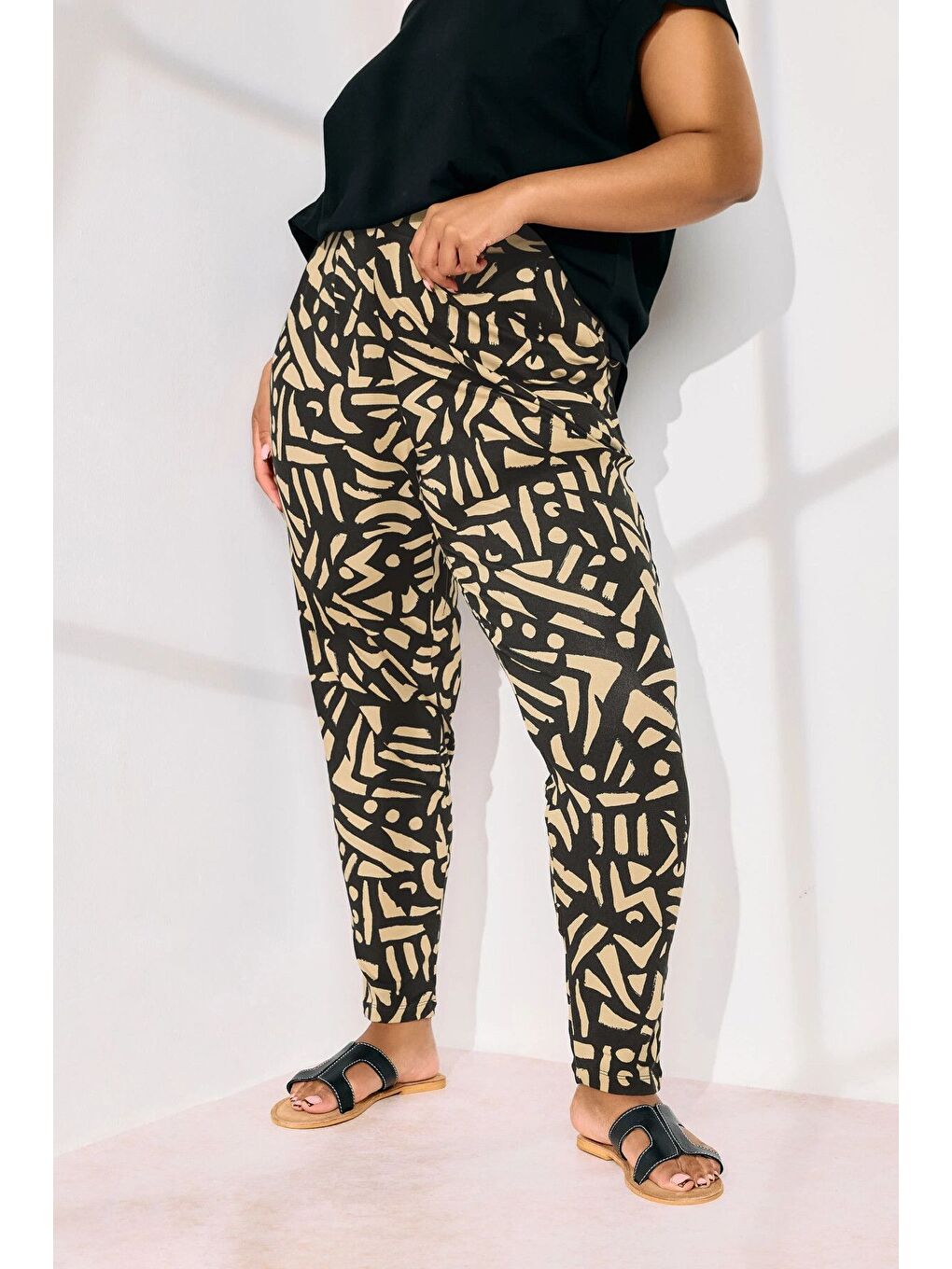 Siyah Büyük Beden Dar Paça Beli Lastikli Desenli İnce Pantolon 310135-3
