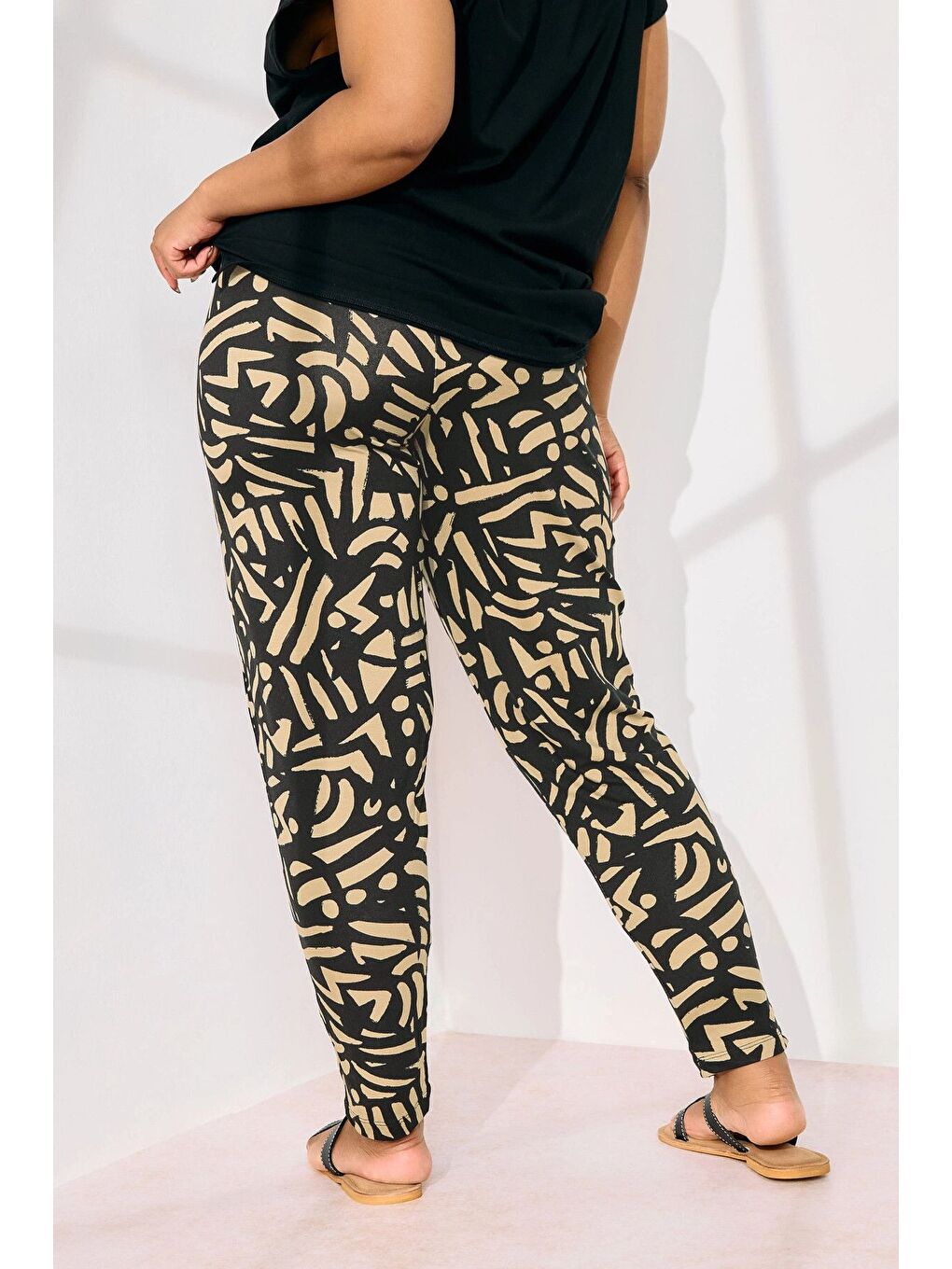 Siyah Büyük Beden Dar Paça Beli Lastikli Desenli İnce Pantolon 310135-4