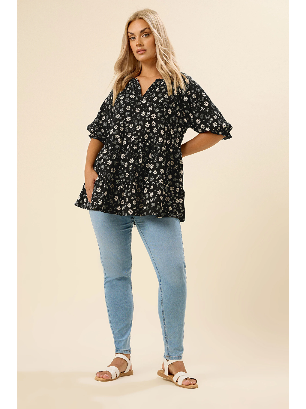 Siyah Büyük Beden Çentik Yaka Kısa Kollu Eteği Fırfırlı Bluz 322571-1