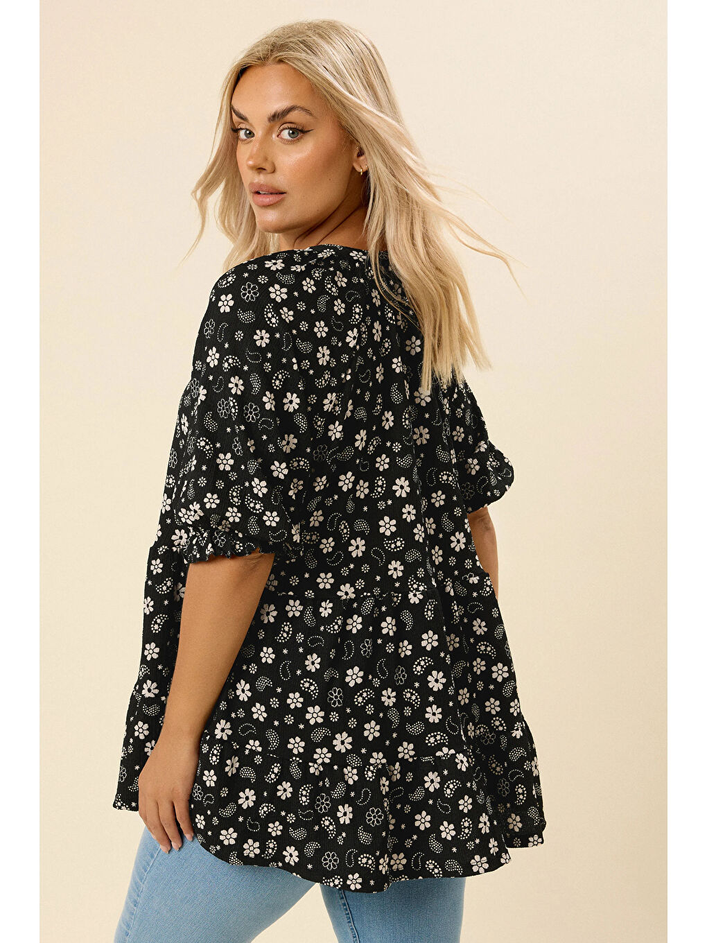 Siyah Büyük Beden Çentik Yaka Kısa Kollu Eteği Fırfırlı Bluz 322571-3