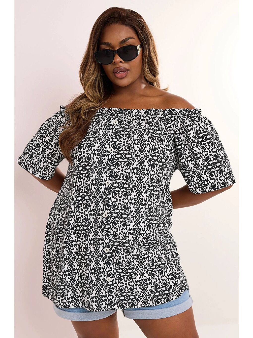 Siyah Büyük Beden Düşük Omuzlu Kısa Kollu Düğme Detaylı Desenli Bluz 322679
