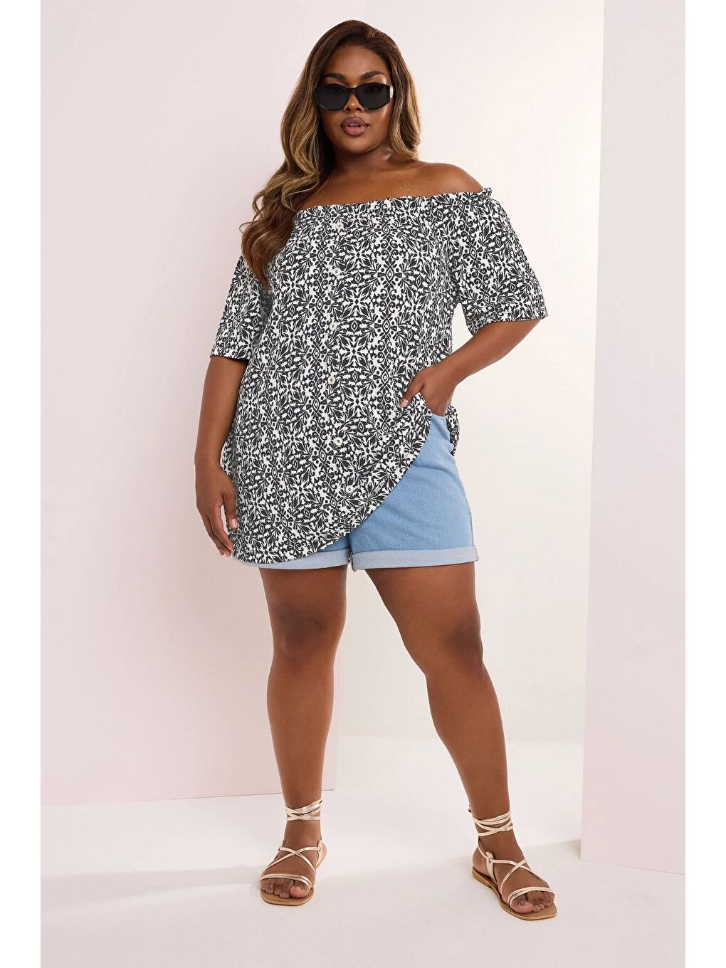 Siyah Büyük Beden Düşük Omuzlu Kısa Kollu Düğme Detaylı Desenli Bluz 322679-1