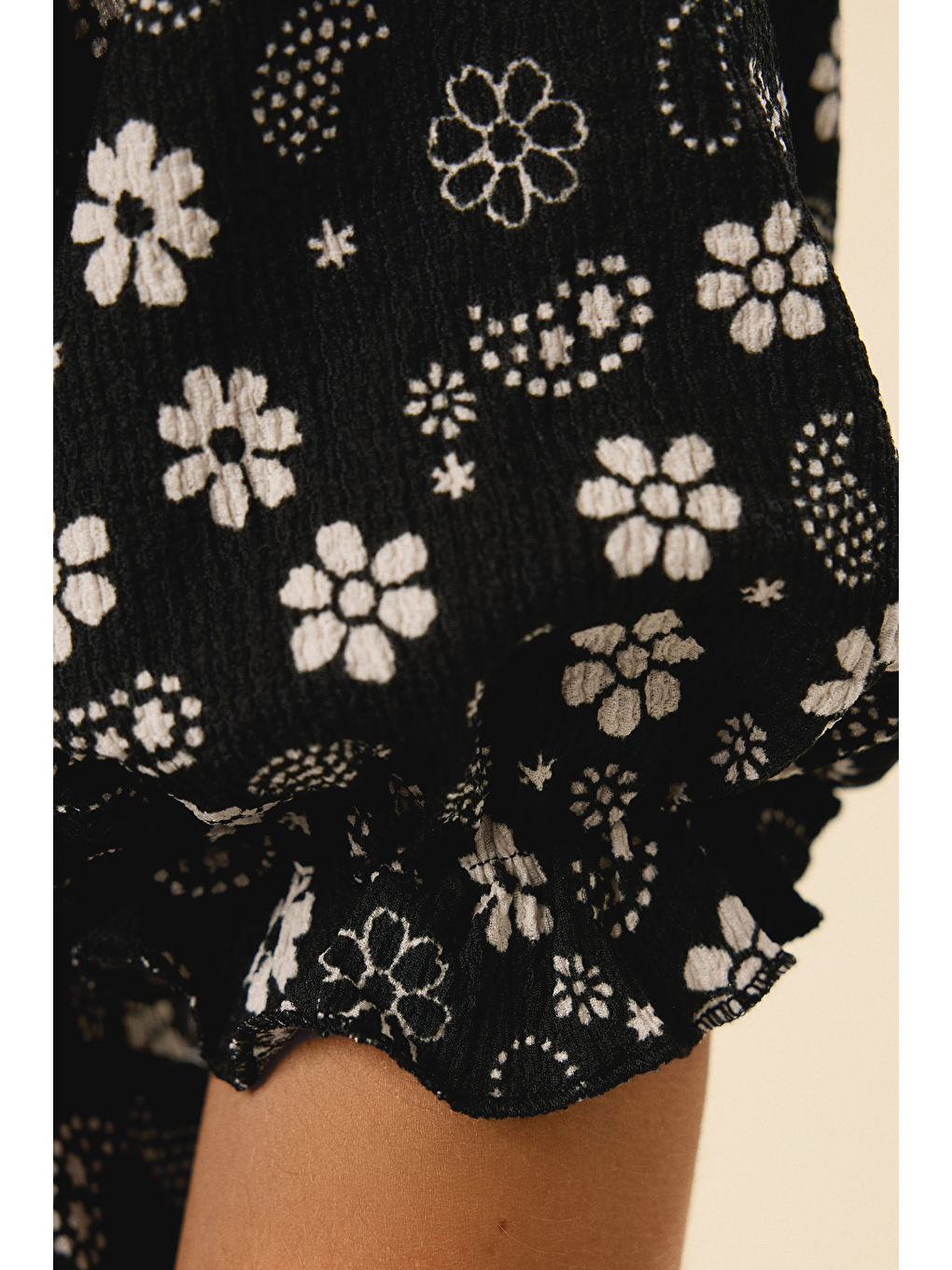 Siyah Büyük Beden Çentik Yaka Kısa Kollu Eteği Fırfırlı Bluz 322571-4