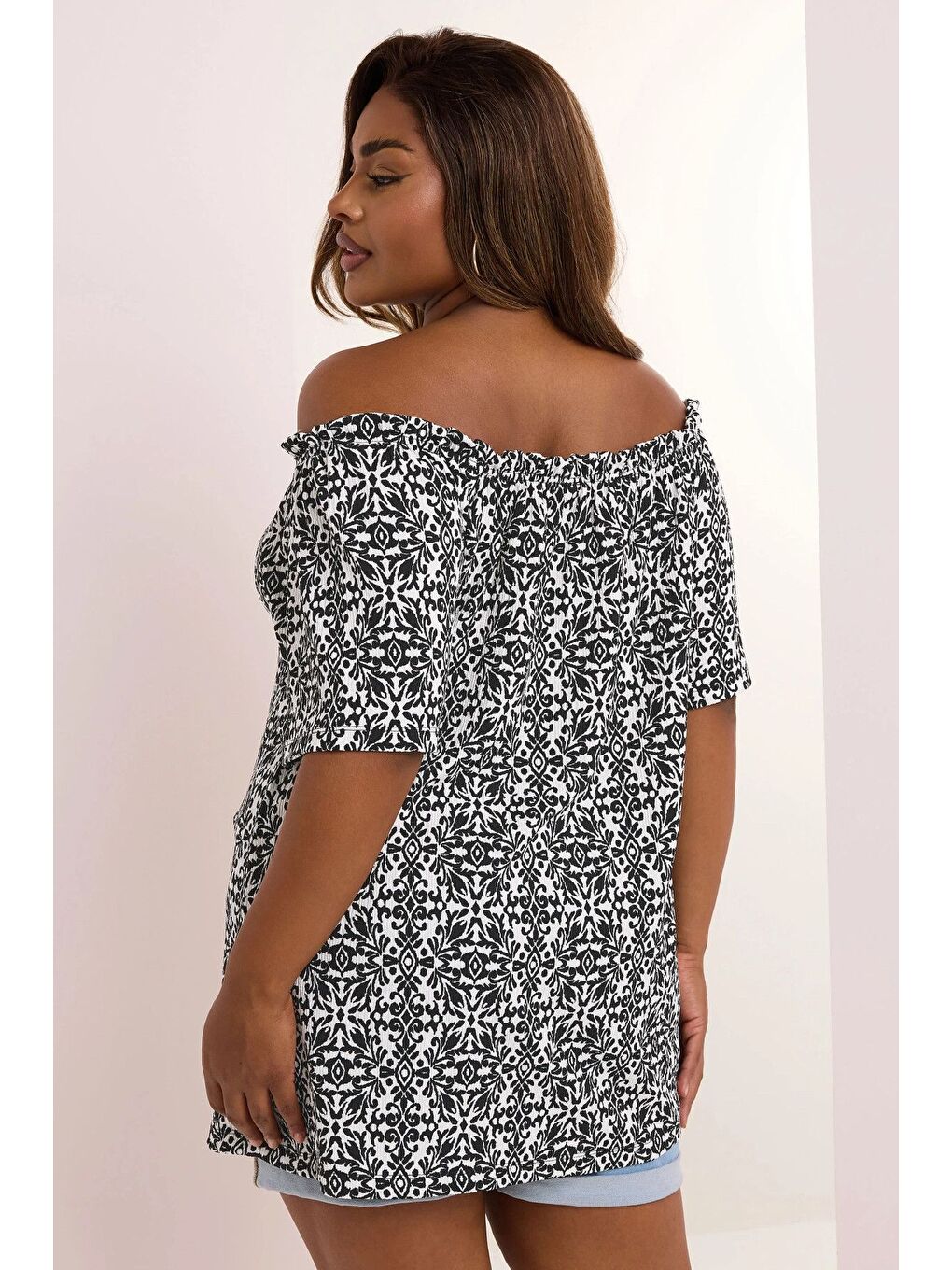 Siyah Büyük Beden Düşük Omuzlu Kısa Kollu Düğme Detaylı Desenli Bluz 322679-3
