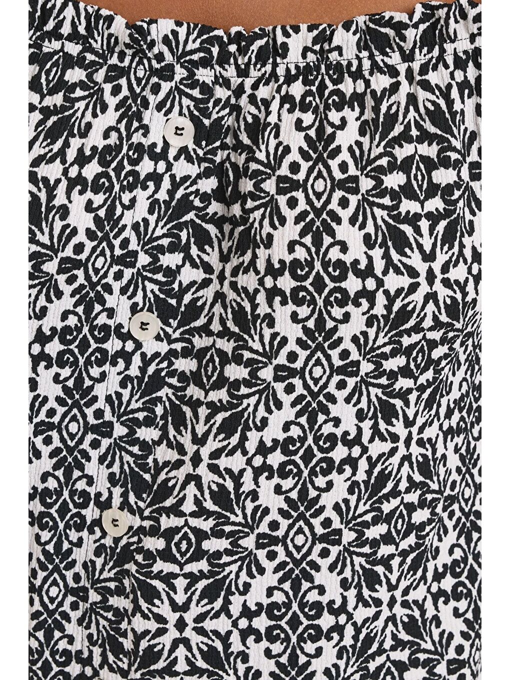 Siyah Büyük Beden Düşük Omuzlu Kısa Kollu Düğme Detaylı Desenli Bluz 322679-4