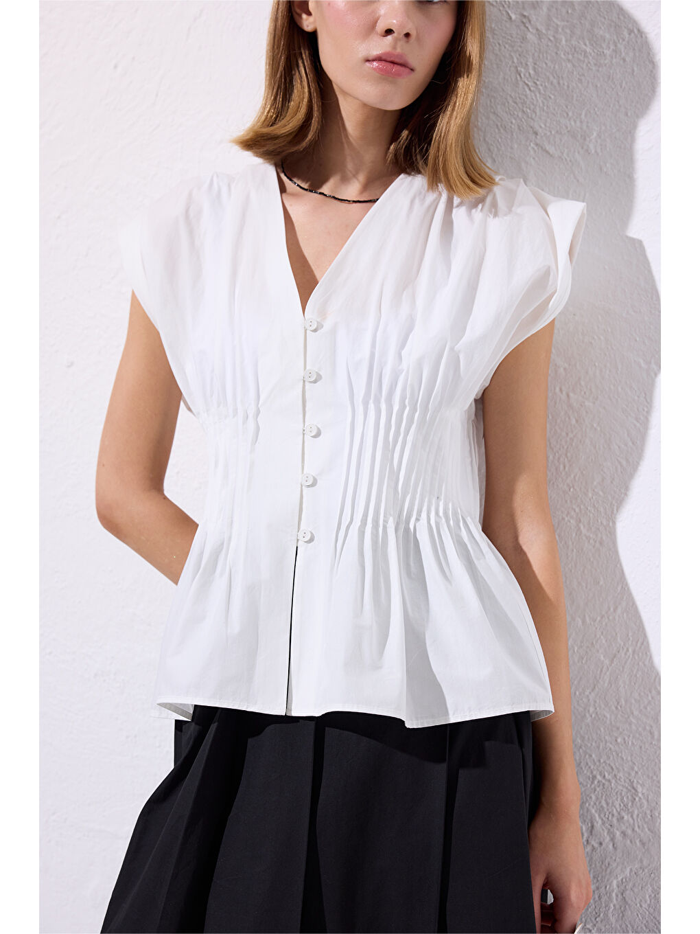 Beli Pile Detaylı Kolsuz Bluz Ekru-2