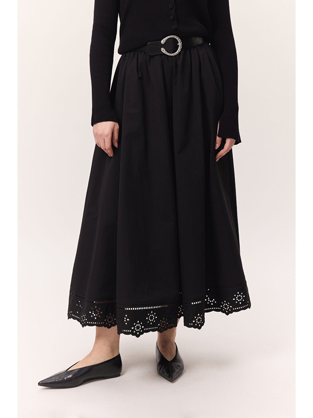 Nakış Detaylı Geniş Etek Siyah-3